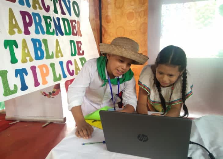 To piger med en laptop