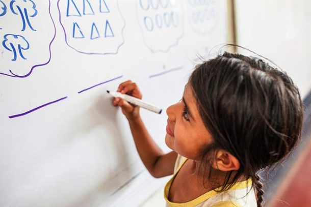 Skolepige ved tavlen på en skole i Santa Cruz, Nicaragua