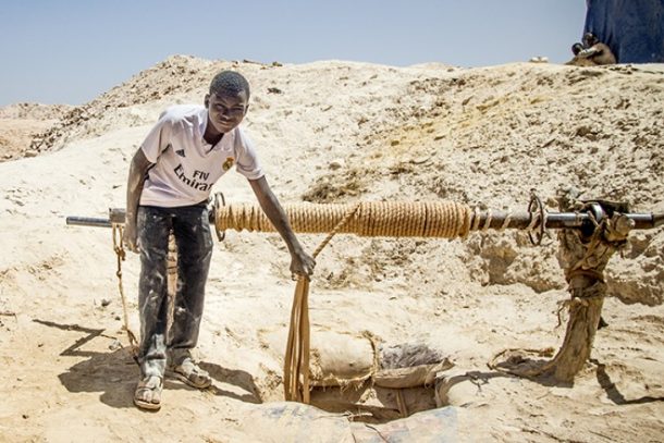 Bassirou på 15 år arbejder i guldminen i Nobsin, Burkina Faso