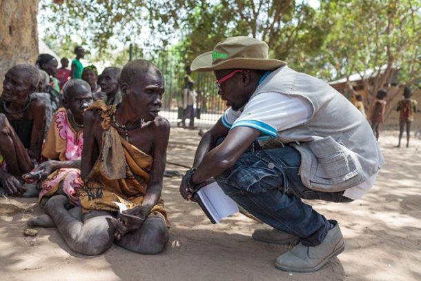 Oxfam medarbejder taler med mand i Sydsudan