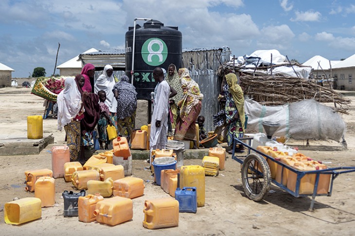 Oxfam uddeler vand i flygtningelejren Farm State i Nigeria.