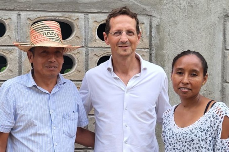 Lars Koch sammen med to lokale aktivister, Colombia