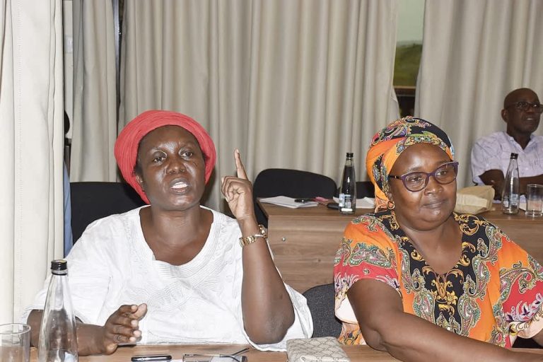 To kvinder, der deltager i workshop.