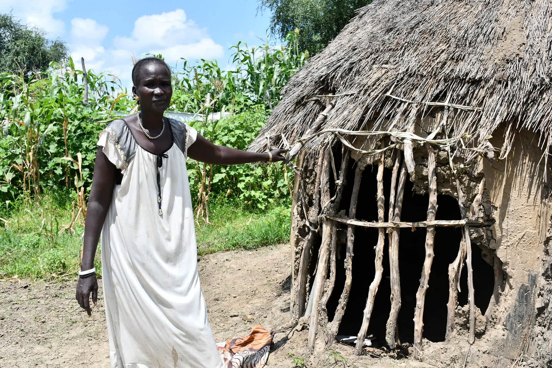 Kvinde ved oversvømmet hus