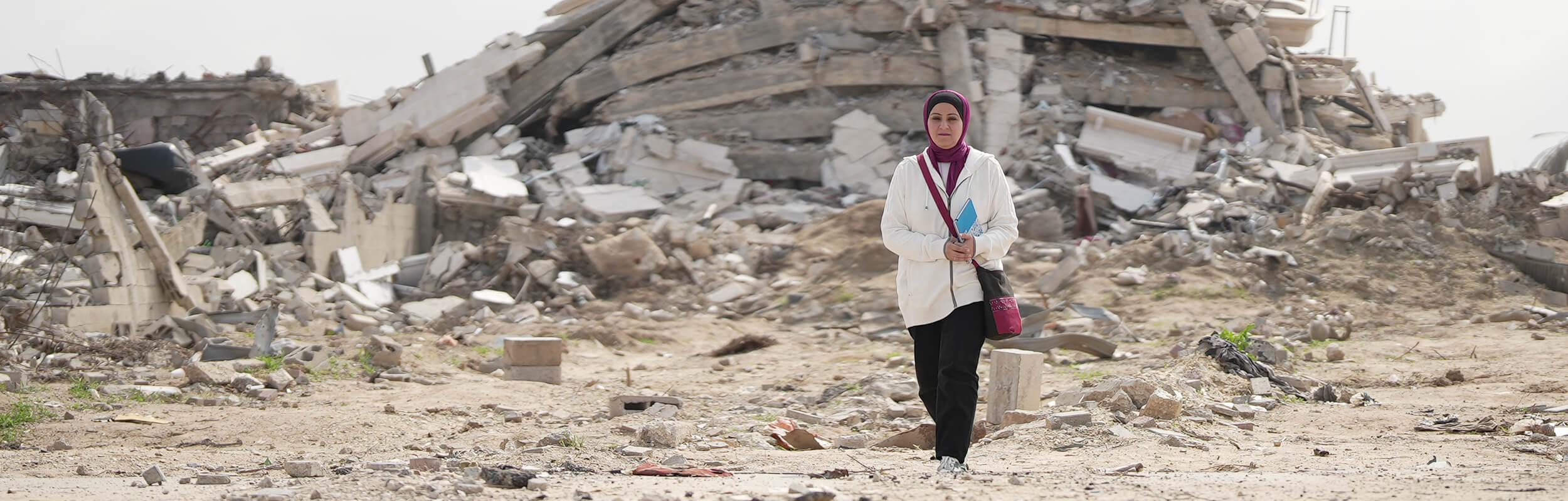 Oxfam nødhjælpsarbejder går i ruinerne i Gaza