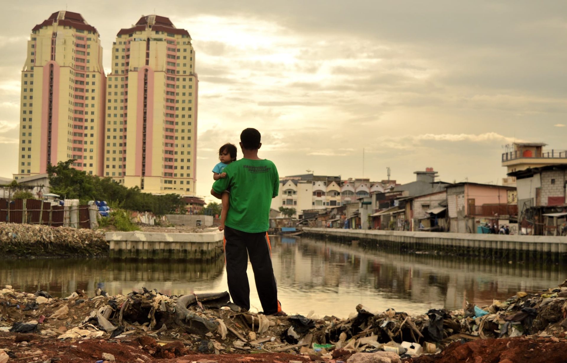 Mand med barn i oversvømmet område