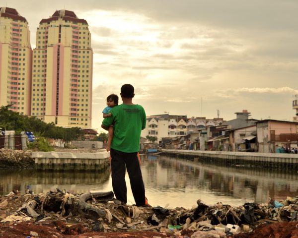 Mand med barn i oversvømmet område