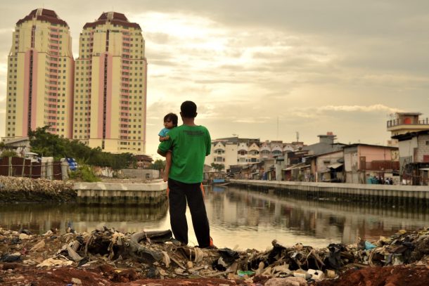 Mand med barn i oversvømmet område