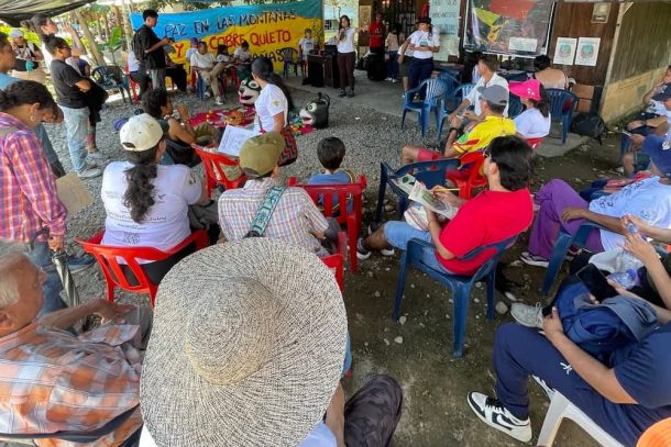 Mennesker der sidder i en forsamling