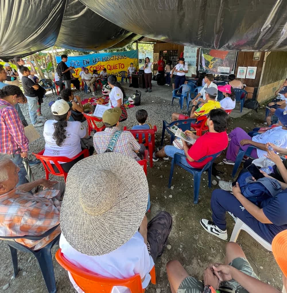 Mennesker der sidder i en forsamling