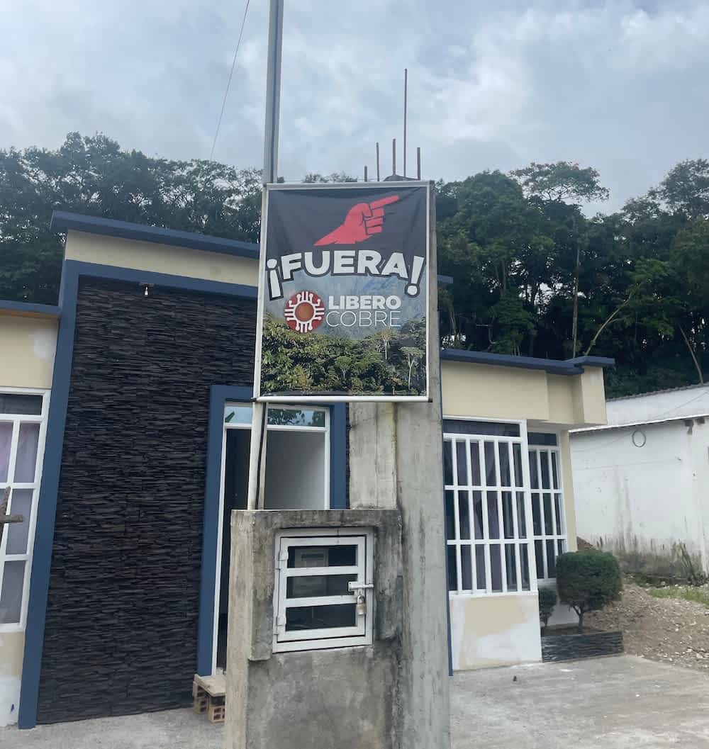 Et skilt hvor der står ¡FUERA!”