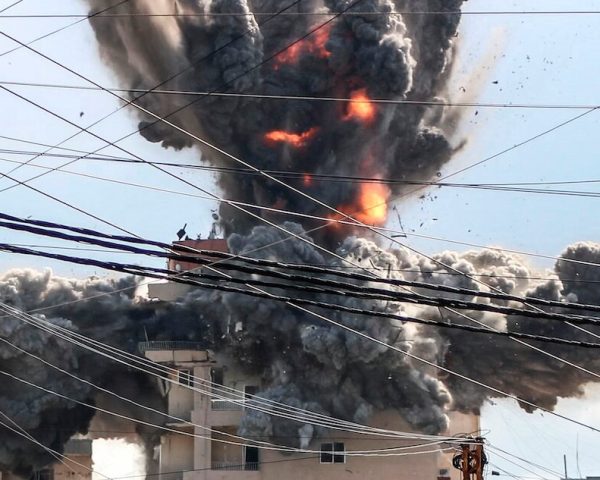 bygning der sprænger i luften med ild og røg