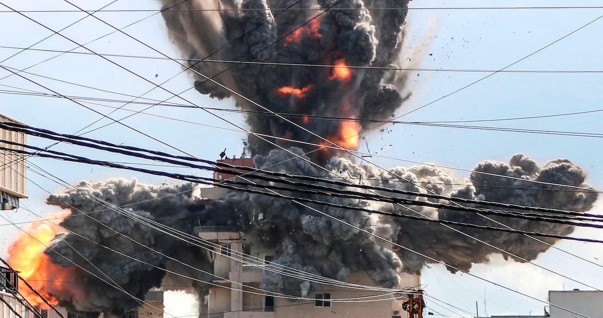 bygning der sprænger i luften med ild og røg