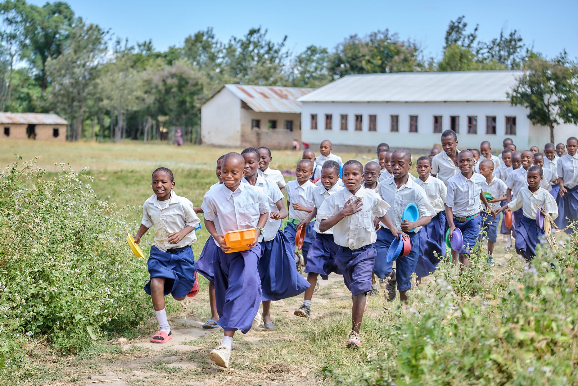 Elever på Idugumbi grundskole i Mbeya, Tanzania, på vej til frokostpause. GPE/Mrutu