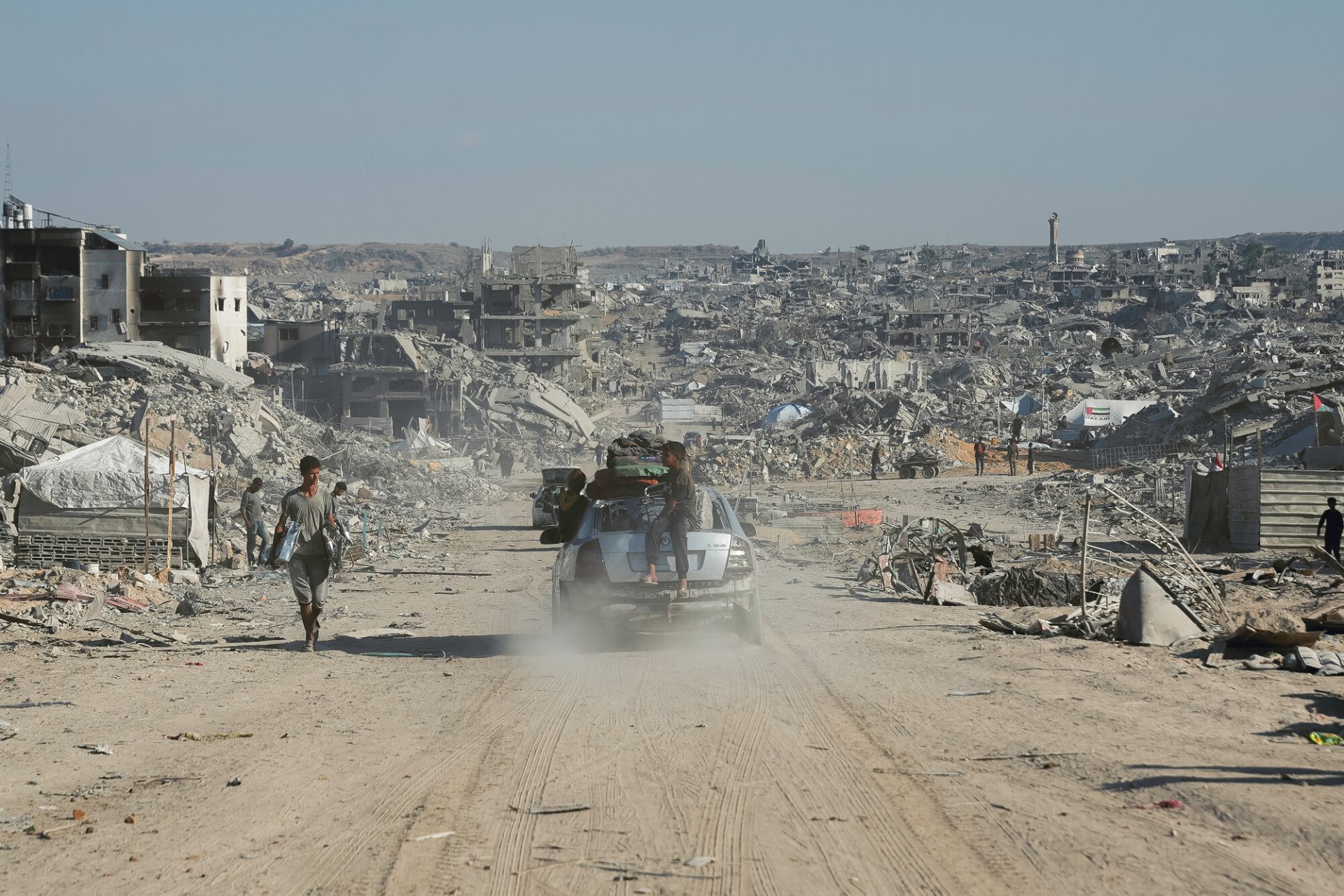 Omfanget af ødelæggelserne i Gaza er enormt. På billedet ses civile på vej tilbage til Gaza By, efter der blev erklæret våbenhvile